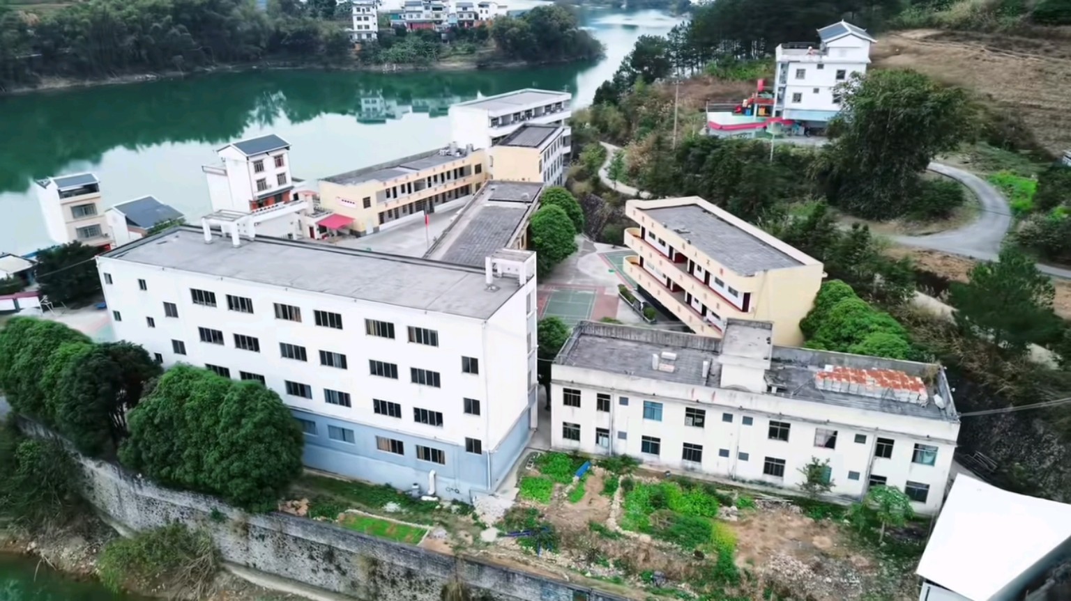 巴马县赐福中学校园航拍 1
