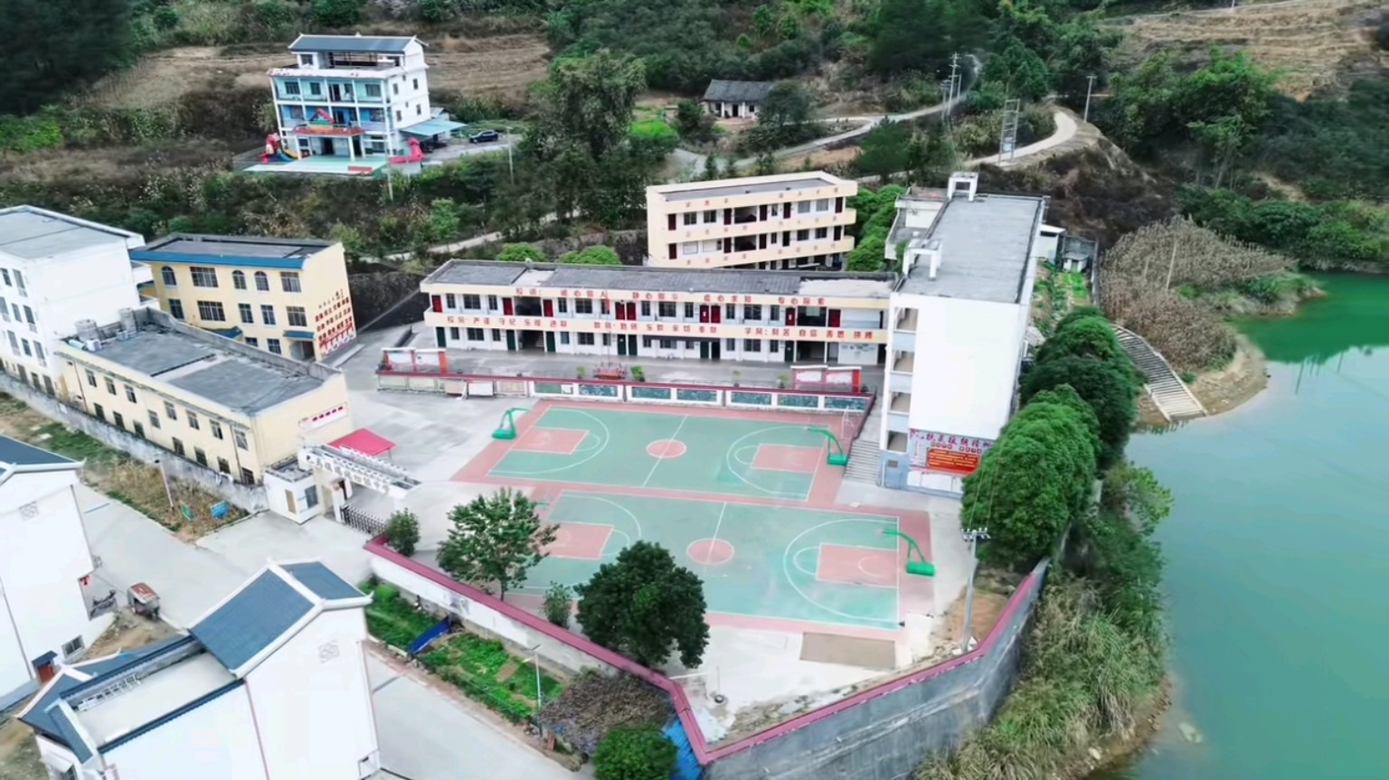 巴马县赐福中学校园航拍 2