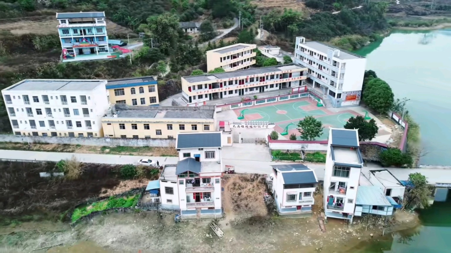 巴马县赐福中学校园航拍 3