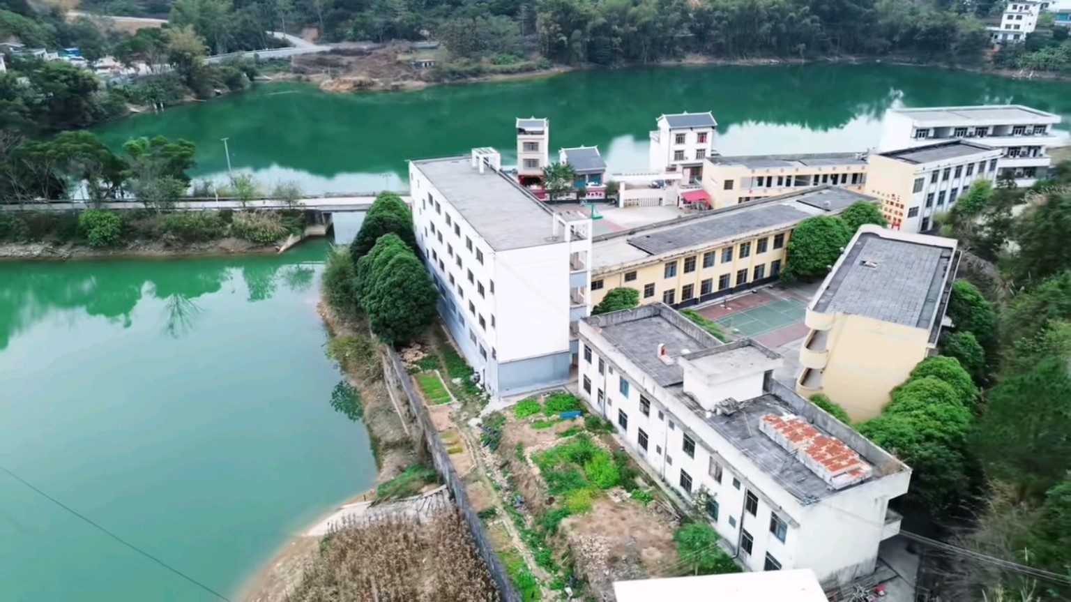 巴马县赐福中学校园航拍 4